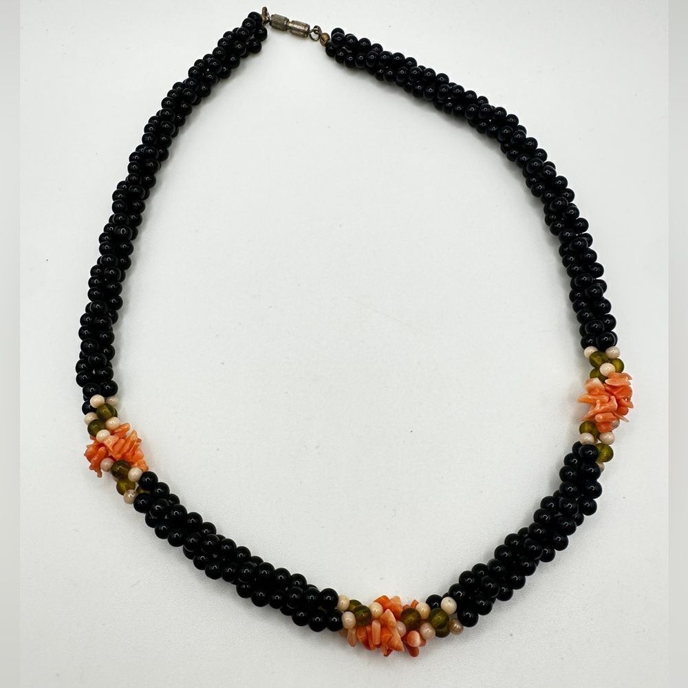 Vintage 18" twisted onyx beaded, angel skin coral chip accent beaded necklace!‎